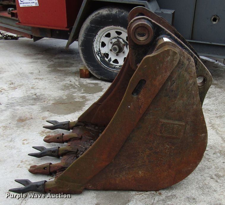 image for item DH8397 Caterpillar 24"W backhoe bucket