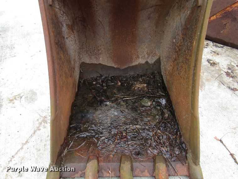 image for item DH8397 Caterpillar 24"W backhoe bucket