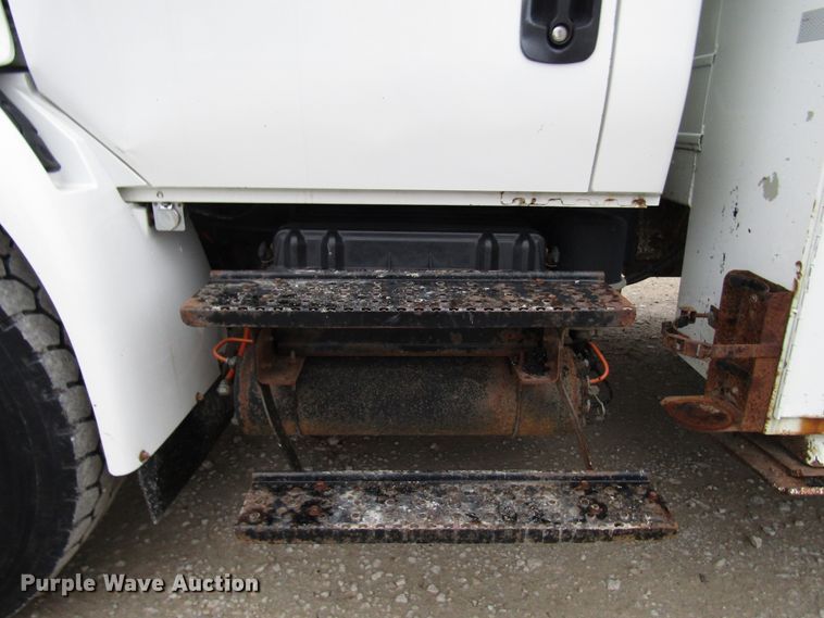 image for item DH8438 2009 International 4300 bucket truck