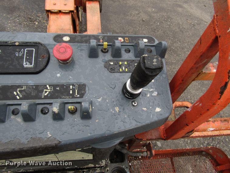 image for item DH8439 2007 JLG 800S boom lift