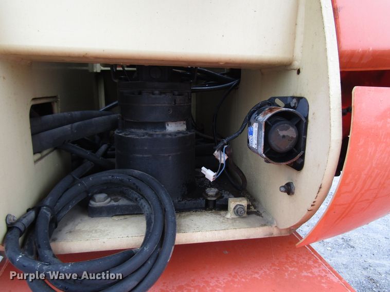 image for item DH8439 2007 JLG 800S boom lift