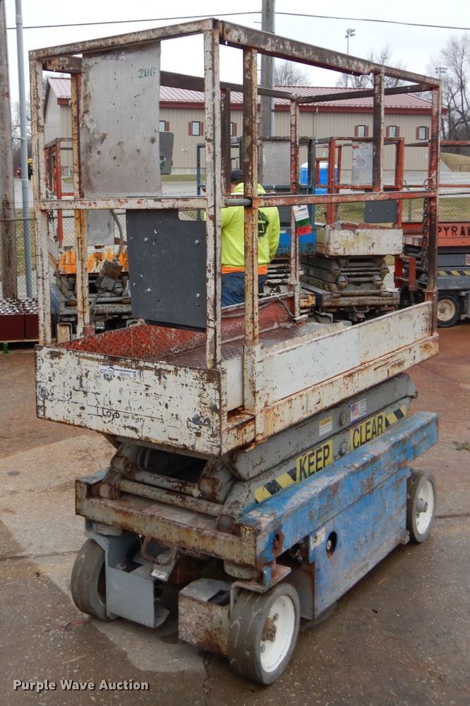 image for item GB9752 1993 Skyjack 3015 scissor lift