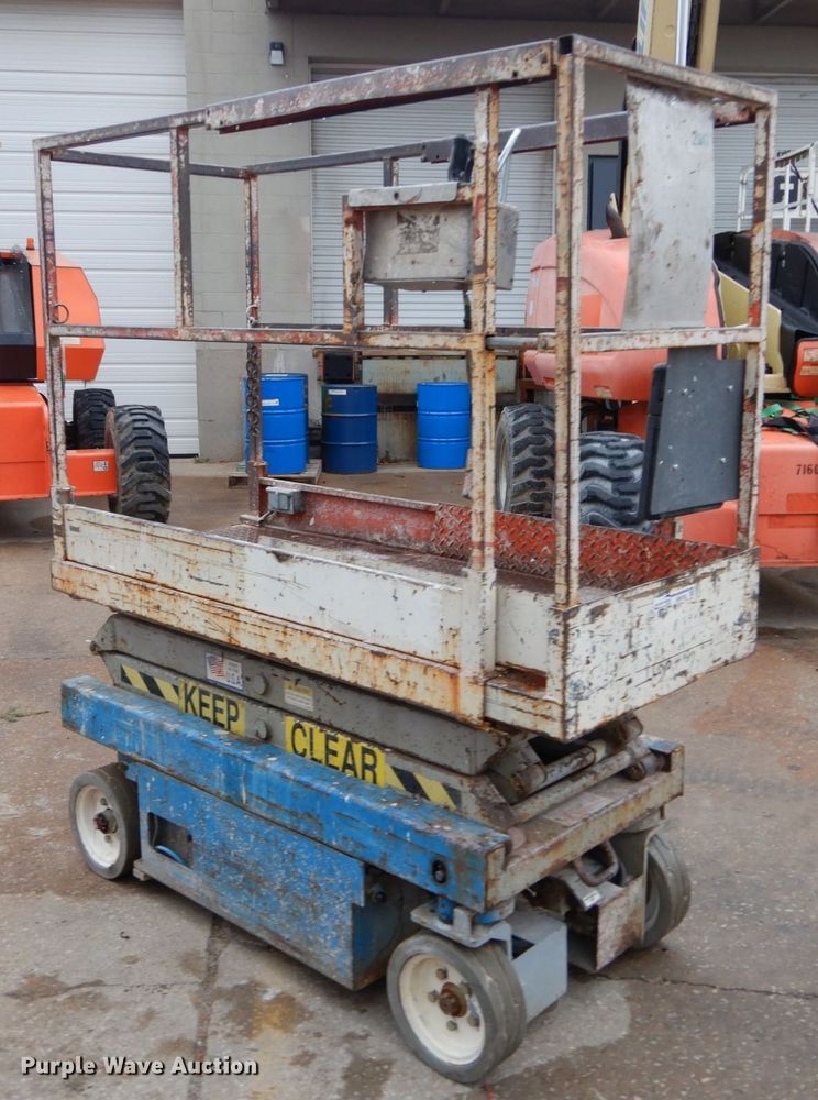 image for item GB9752 1993 Skyjack 3015 scissor lift
