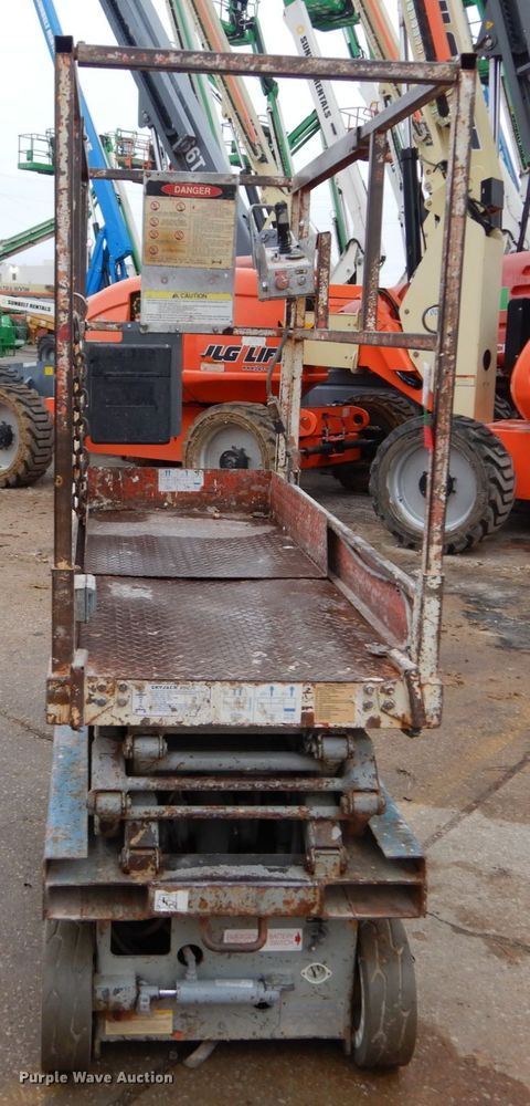 image for item GB9752 1993 Skyjack 3015 scissor lift
