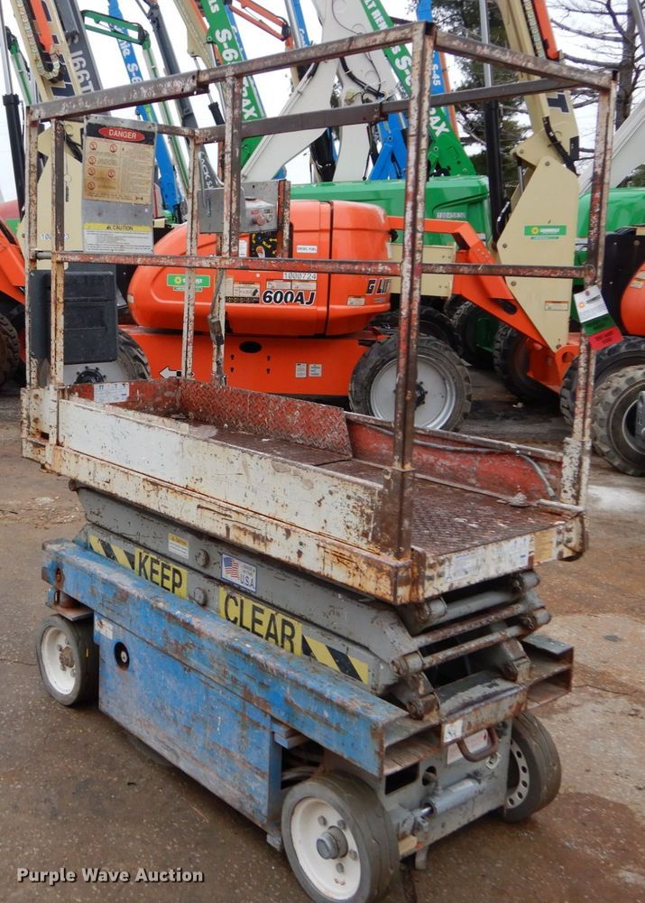 image for item GB9752 1993 Skyjack 3015 scissor lift