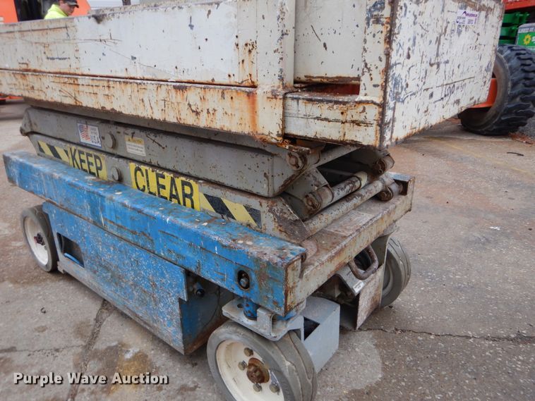 image for item GB9752 1993 Skyjack 3015 scissor lift