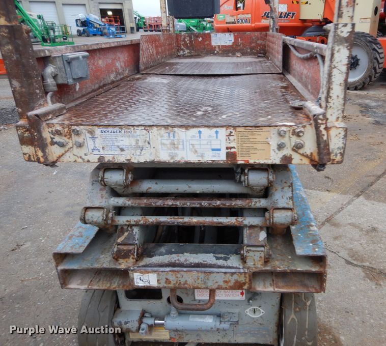 image for item GB9752 1993 Skyjack 3015 scissor lift