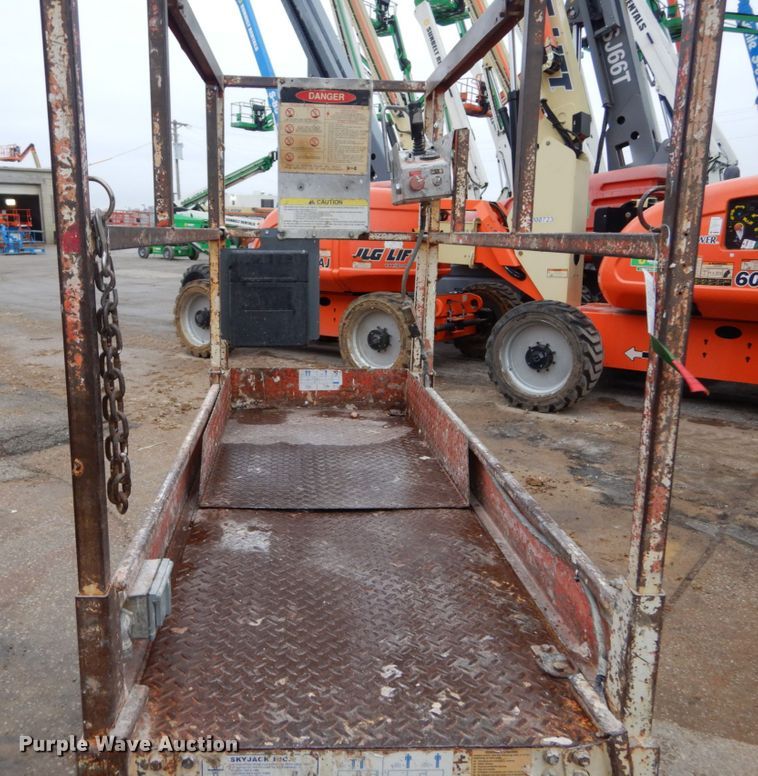 image for item GB9752 1993 Skyjack 3015 scissor lift