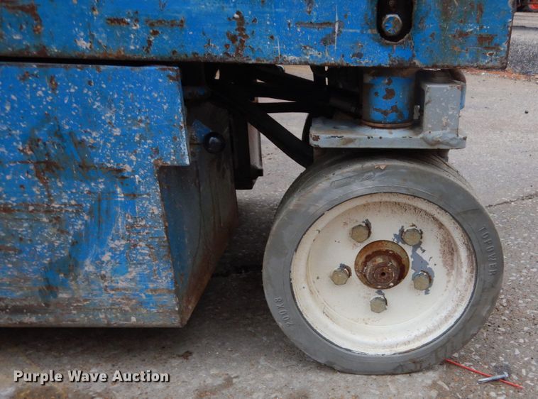 image for item GB9752 1993 Skyjack 3015 scissor lift