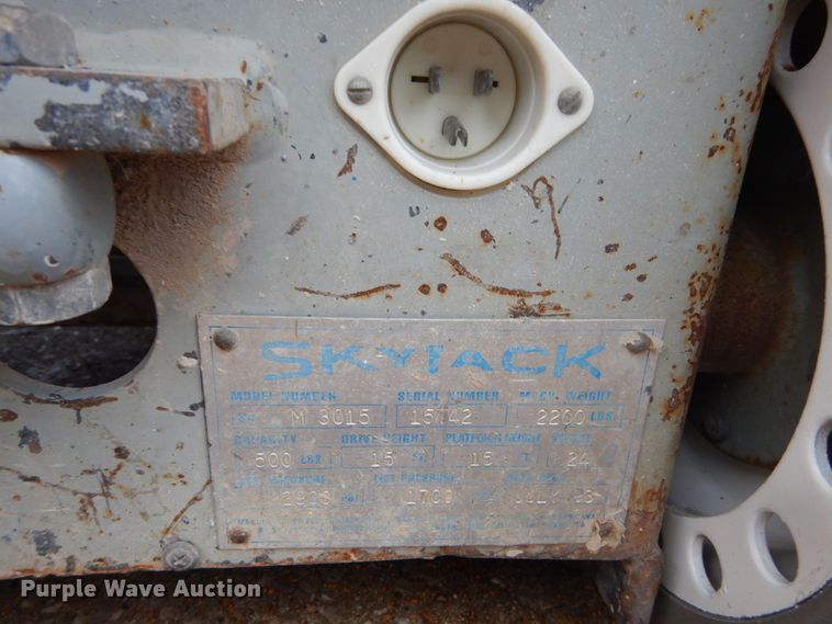 image for item GB9752 1993 Skyjack 3015 scissor lift