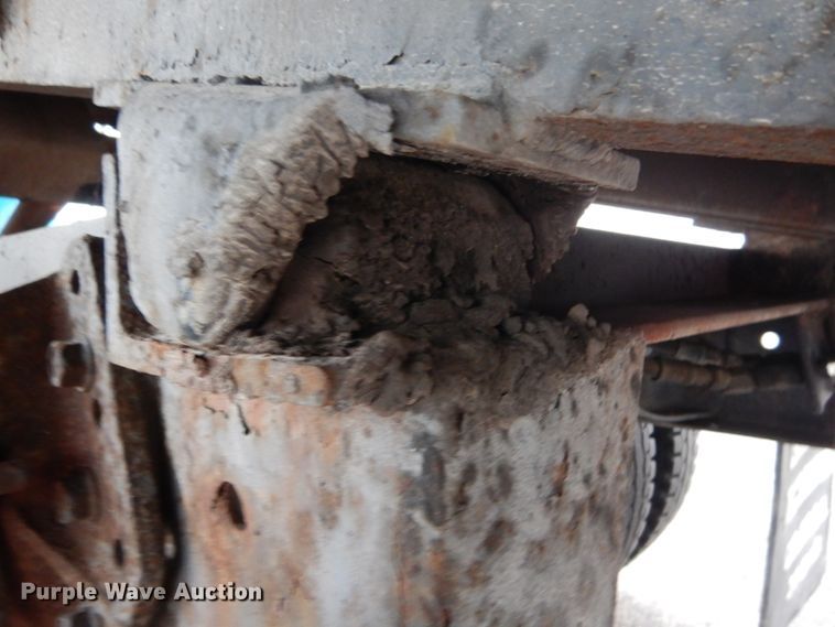 image for item GB9763 1995 International 4700 dump flatbed truck with conveyor