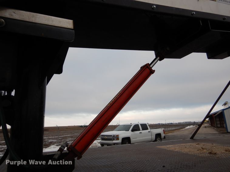 image for item GB9763 1995 International 4700 dump flatbed truck with conveyor