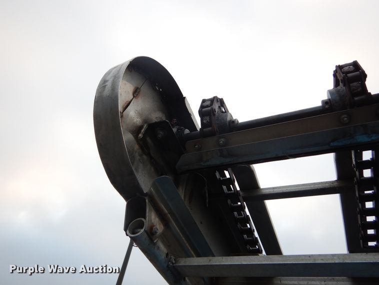 image for item GB9763 1995 International 4700 dump flatbed truck with conveyor