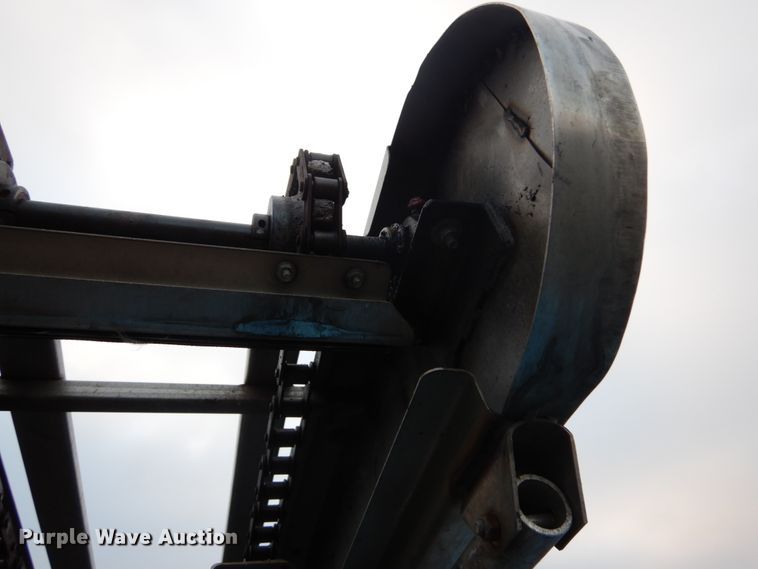 image for item GB9763 1995 International 4700 dump flatbed truck with conveyor