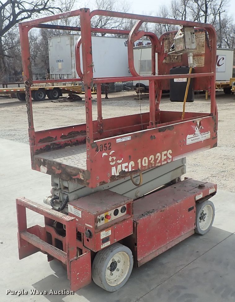 Mec 1932ES scissor lift in Hutchinson, KS | Item GF9731 sold | Purple Wave