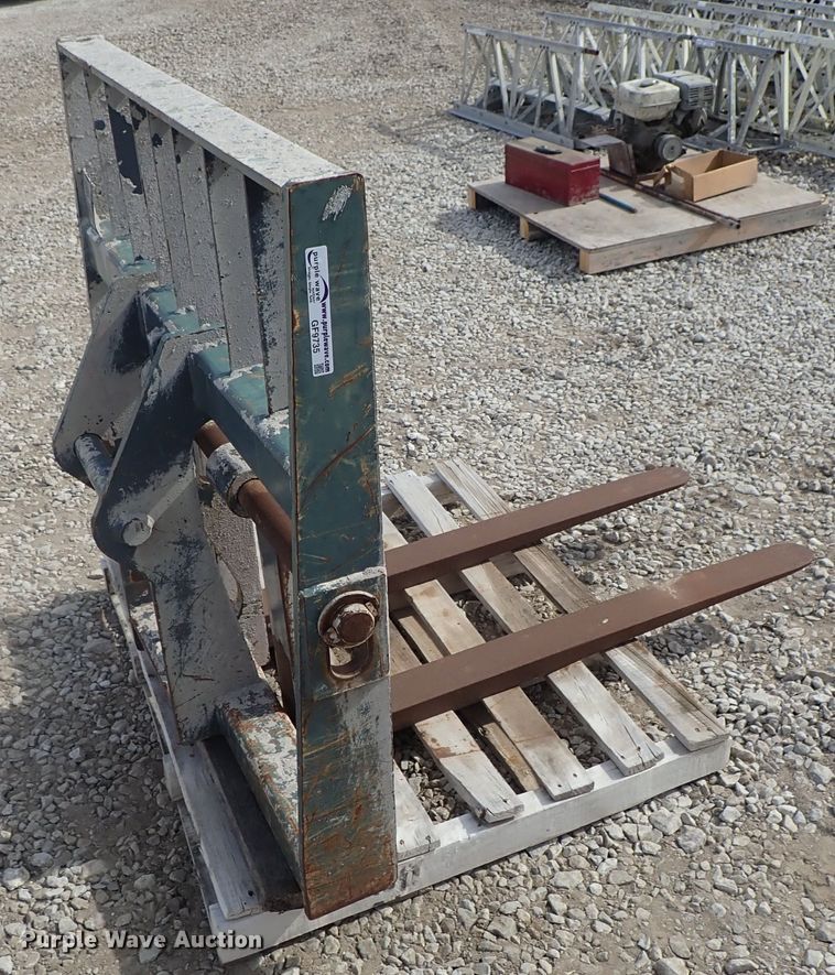 image for item GF9735 Gehl Mustang telehandler carriage