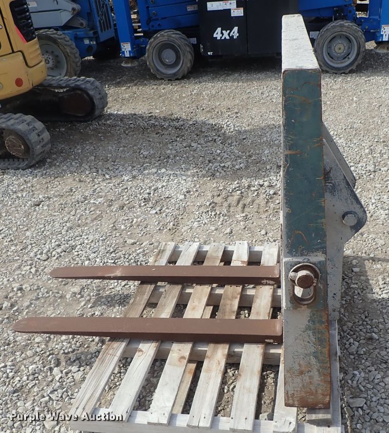 image for item GF9735 Gehl Mustang telehandler carriage