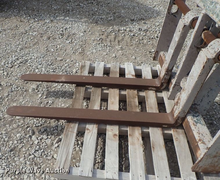 image for item GF9735 Gehl Mustang telehandler carriage