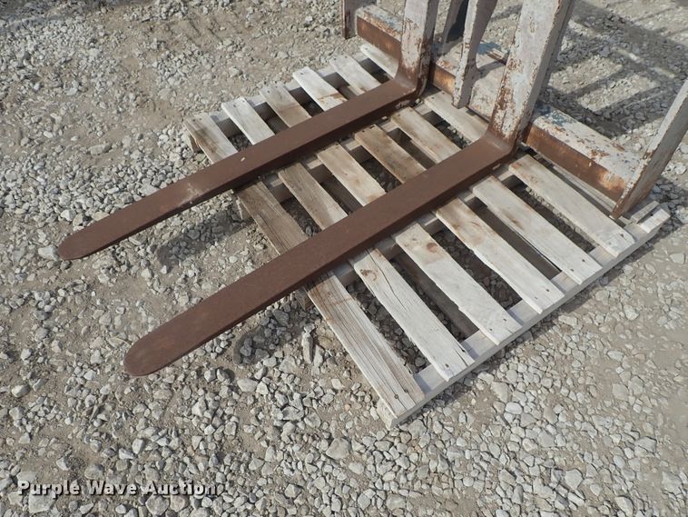 image for item GF9735 Gehl Mustang telehandler carriage