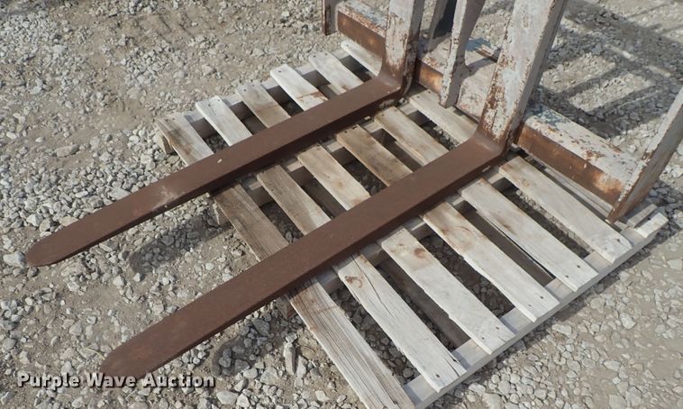 image for item GF9735 Gehl Mustang telehandler carriage