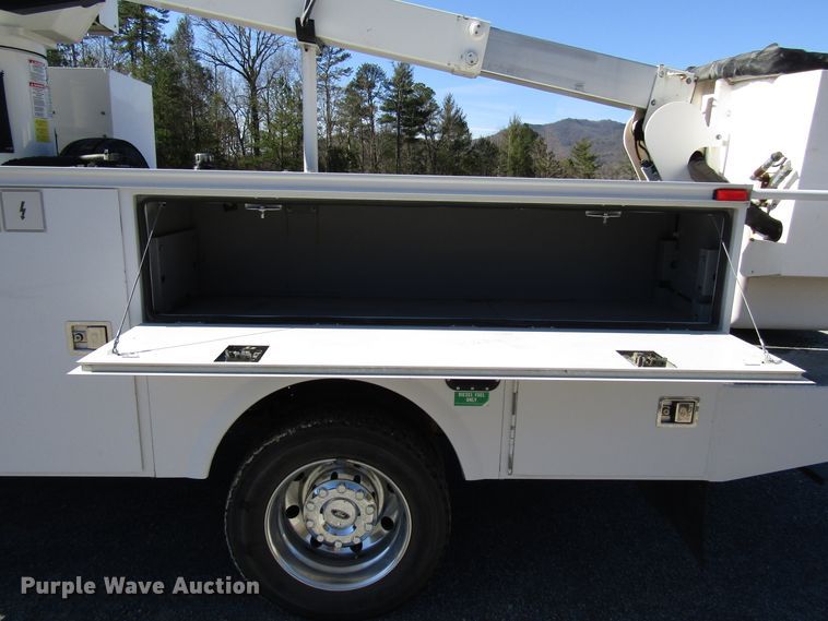image for item GH9001 2009 Ford F550 Super Duty XLT bucket truck