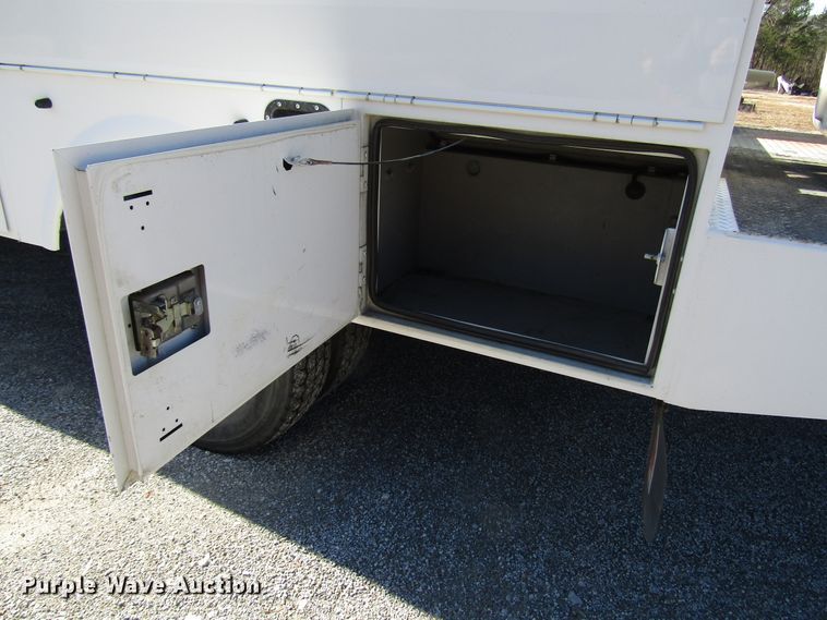 image for item GH9001 2009 Ford F550 Super Duty XLT bucket truck