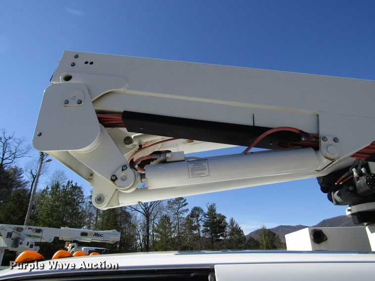 image for item GH9001 2009 Ford F550 Super Duty XLT bucket truck