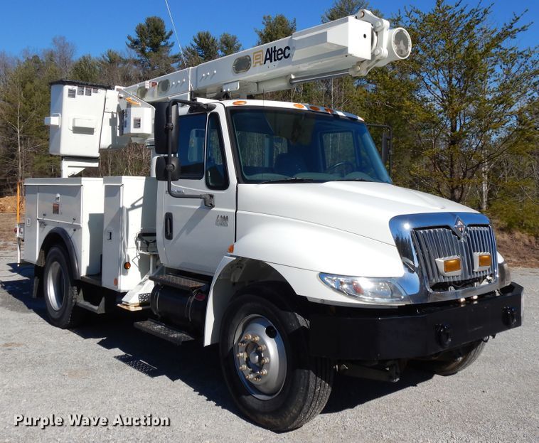 image for item GH9002 2005 International 4300 bucket truck