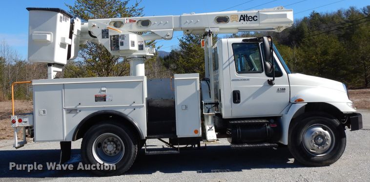 image for item GH9002 2005 International 4300 bucket truck
