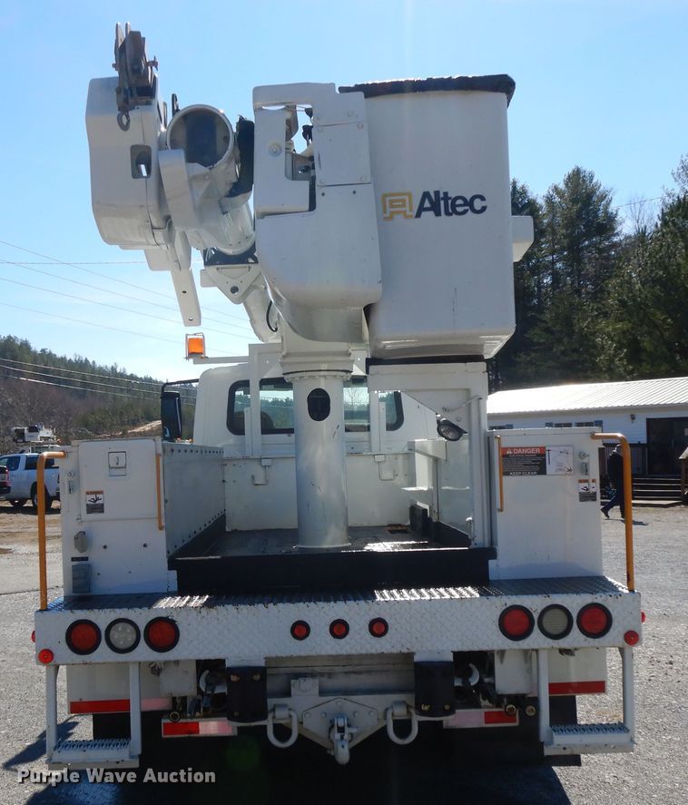 image for item GH9002 2005 International 4300 bucket truck