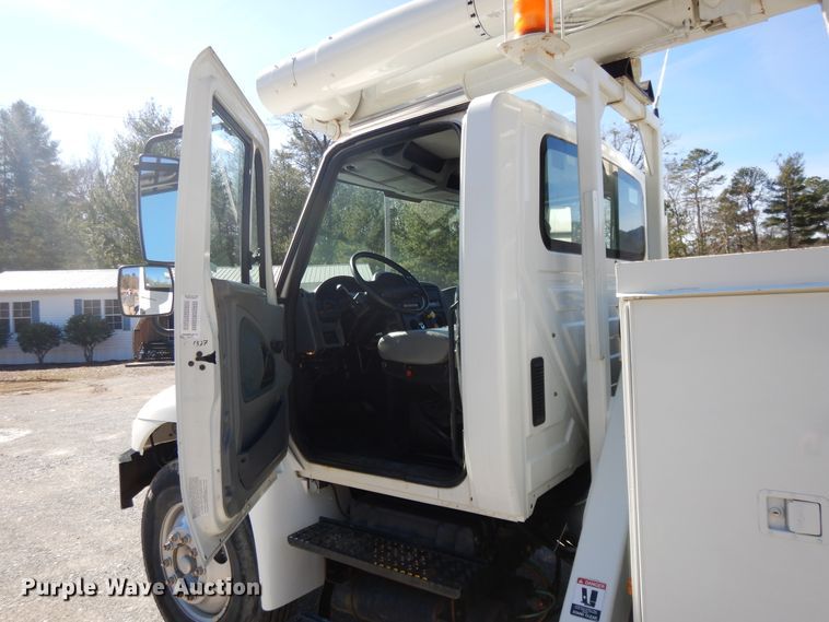 image for item GH9002 2005 International 4300 bucket truck