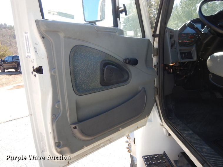 image for item GH9002 2005 International 4300 bucket truck