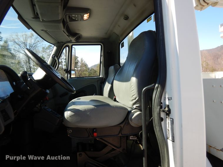 image for item GH9002 2005 International 4300 bucket truck