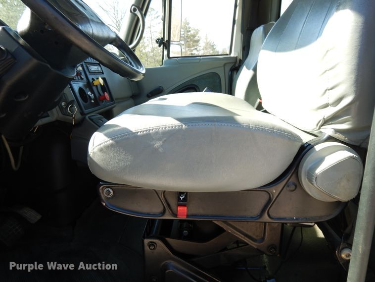 image for item GH9002 2005 International 4300 bucket truck