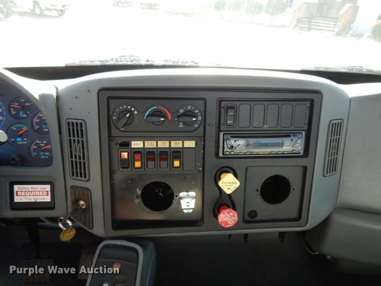 image for item GH9002 2005 International 4300 bucket truck