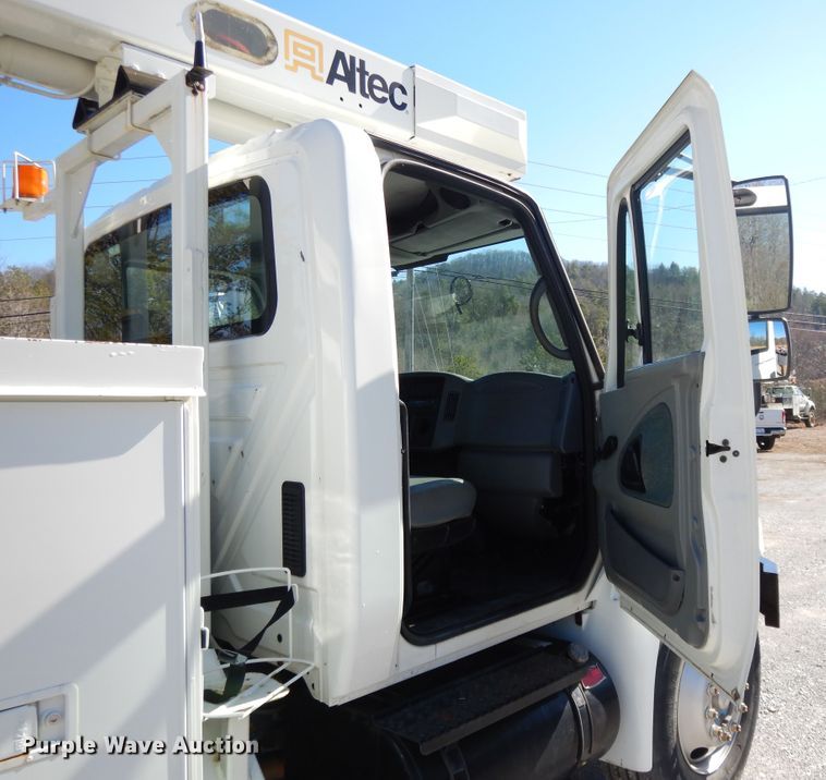 image for item GH9002 2005 International 4300 bucket truck