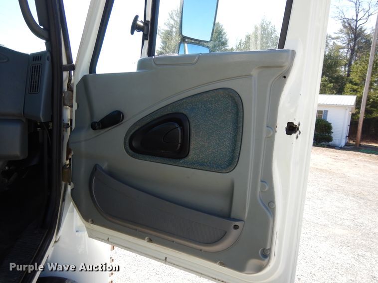 image for item GH9002 2005 International 4300 bucket truck