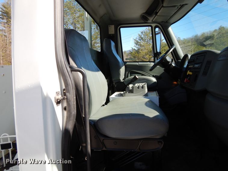 image for item GH9002 2005 International 4300 bucket truck