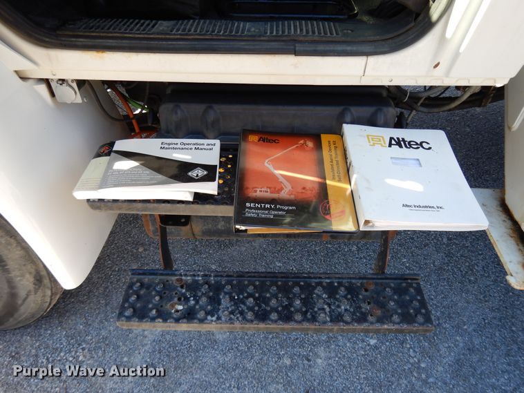 image for item GH9002 2005 International 4300 bucket truck