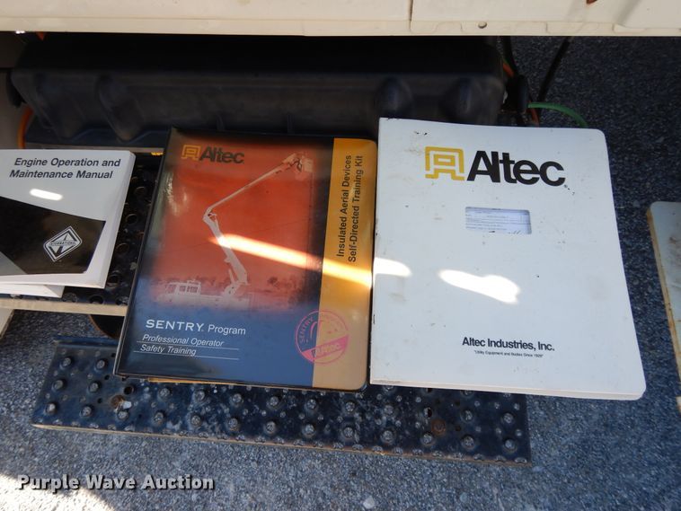 image for item GH9002 2005 International 4300 bucket truck