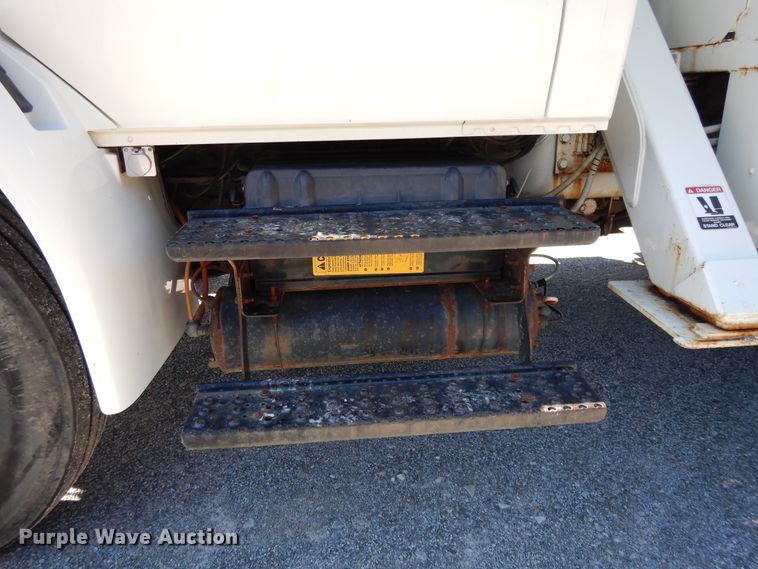 image for item GH9002 2005 International 4300 bucket truck