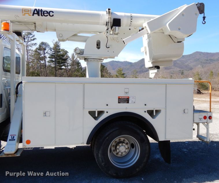 image for item GH9002 2005 International 4300 bucket truck