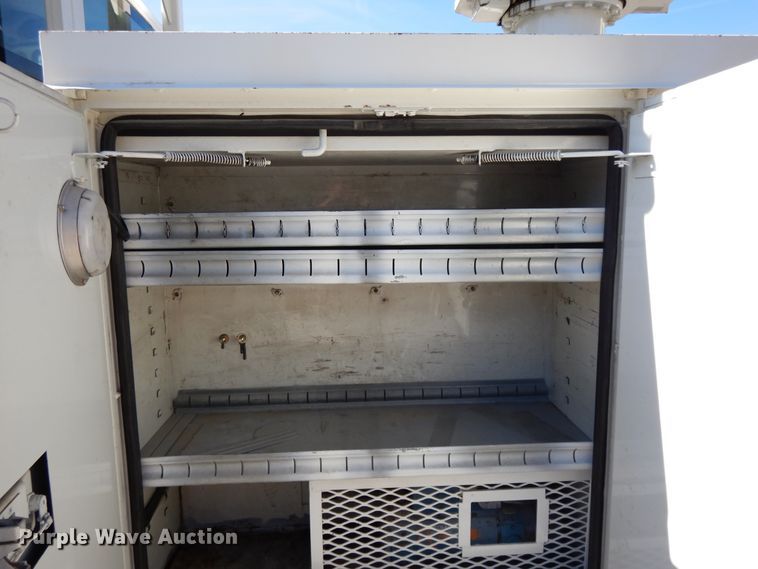 image for item GH9002 2005 International 4300 bucket truck