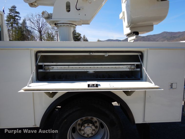 image for item GH9002 2005 International 4300 bucket truck