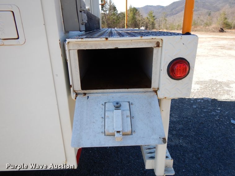 image for item GH9002 2005 International 4300 bucket truck