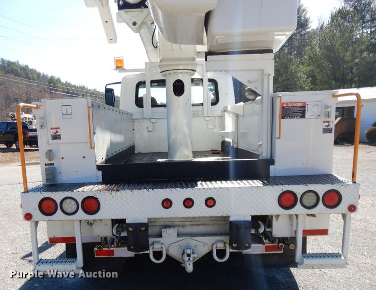 image for item GH9002 2005 International 4300 bucket truck