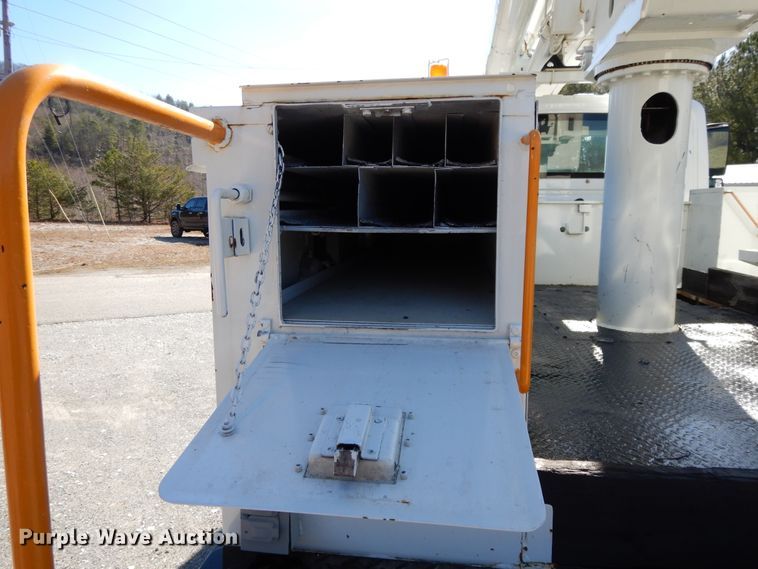 image for item GH9002 2005 International 4300 bucket truck