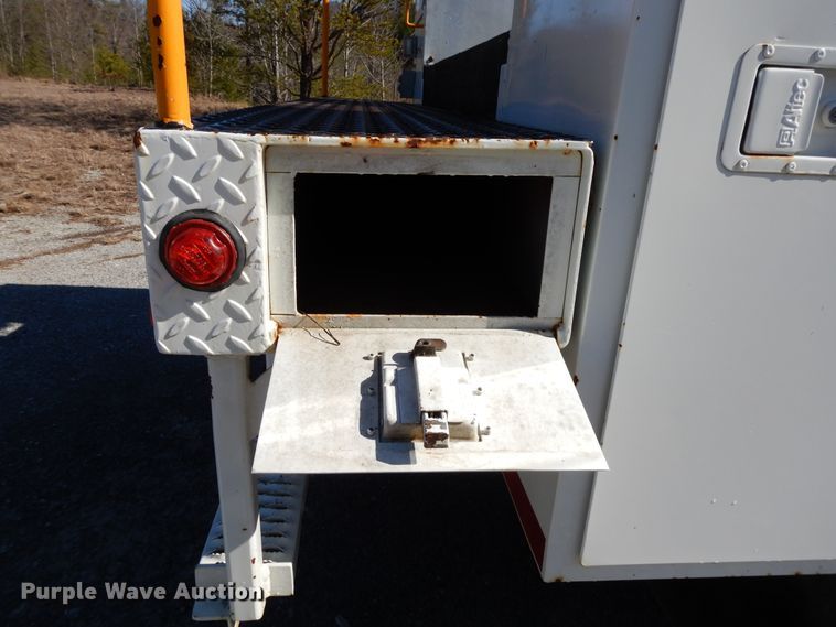 image for item GH9002 2005 International 4300 bucket truck