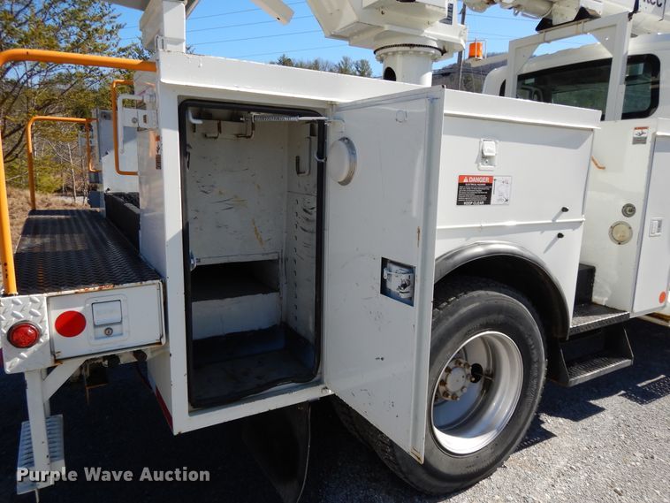 image for item GH9002 2005 International 4300 bucket truck