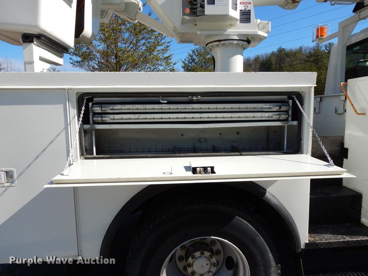 image for item GH9002 2005 International 4300 bucket truck